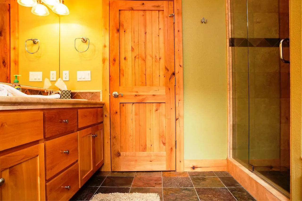 5-Star Luxury Tahoe Cabin! Great Location! Pool Table!Darts! Poker! Ping Pong! Games! South Lake Tahoe Nyaraló
