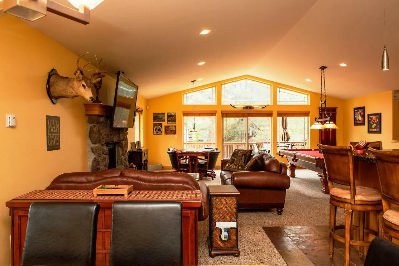 Nyaraló 5-Star Luxury Tahoe Cabin! Great Location! Pool Table!Darts! Poker! Ping Pong! Games! South Lake Tahoe