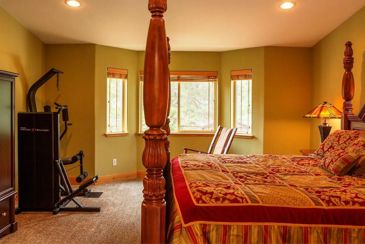 Nyaraló 5-Star Luxury Tahoe Cabin! Great Location! Pool Table!Darts! Poker! Ping Pong! Games! South Lake Tahoe