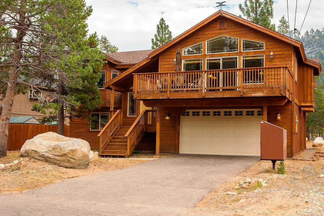 Nyaraló 5-Star Luxury Tahoe Cabin! Great Location! Pool Table!Darts! Poker! Ping Pong! Games! South Lake Tahoe